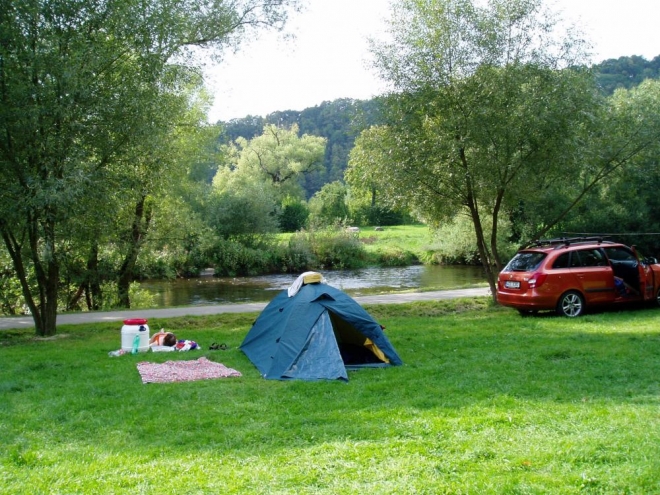 Stavíme stany, přivážíme auta a koupeme se ve Vltavě. Vybrali jsme si nejodlehlejší část kempu, kde je klid (310,-Kč).