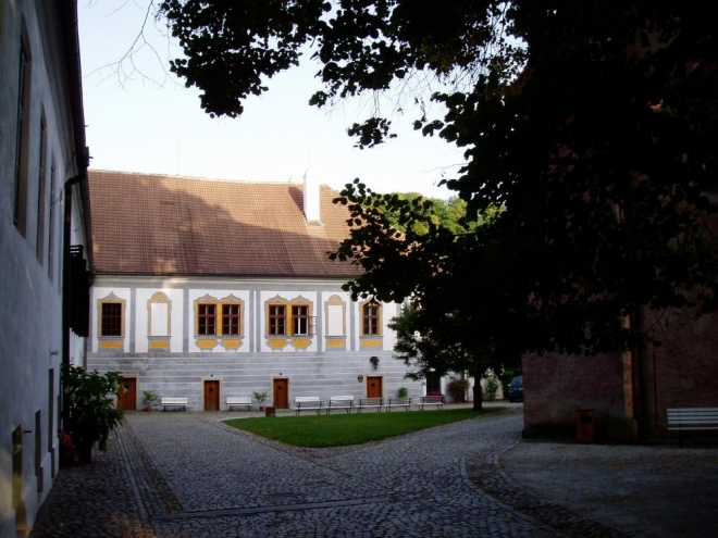 Branou vcházíme do areálu kláštera, kde stojí 400.let stará lípa, chráněná státem. 