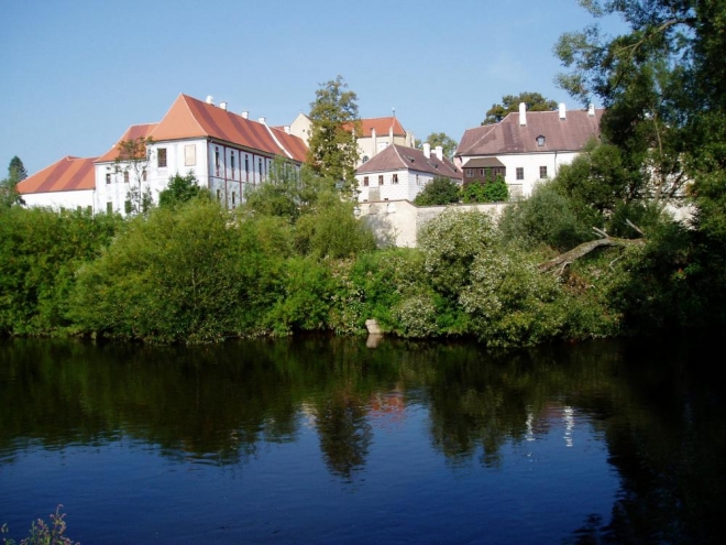 Ráno můžu vytvořit ještě záběr areálu kláštera od našeho ležení, i tento poslední den bude vedro k zalknutí. Teploty stoupají nad 30°C.