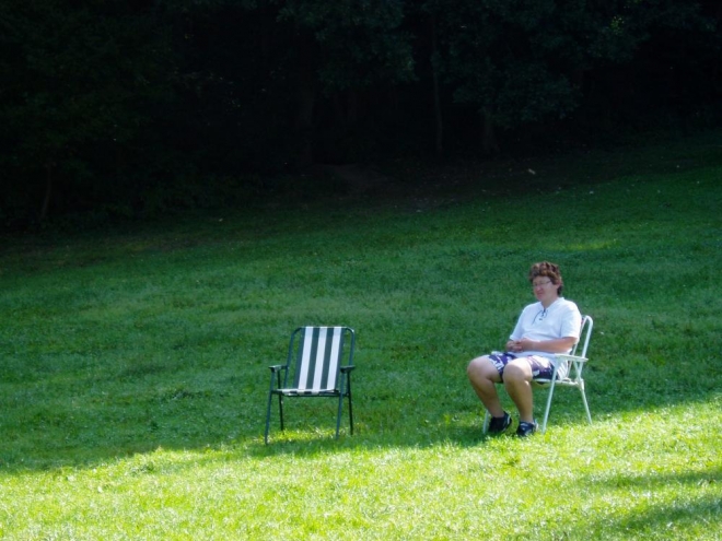Jana spala ve stanu sama a teď relaxuje před další etapou na kole. Čeká ji i Š těpánku již jen přejezd do Kamenného Újezda, kam pro ni odpoledne zajedu.