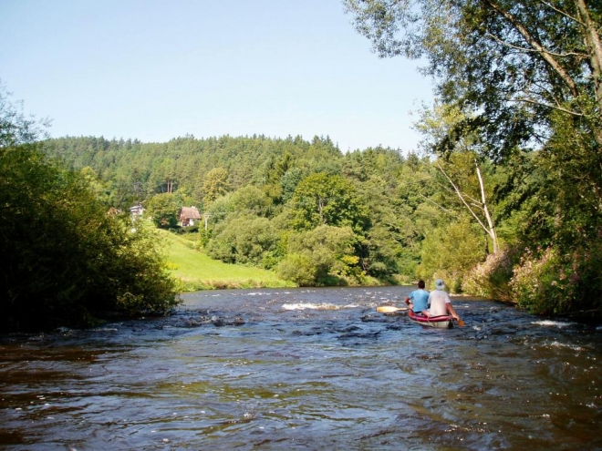 Vltava k Dívčímu Kámenu dost teče a tak se v peřejkách vyblbneme.