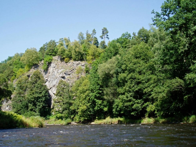 Kolem řeky vede romantickou krajinou i červená turistická značka, kterou jsem kdysi měl možnost si projít.