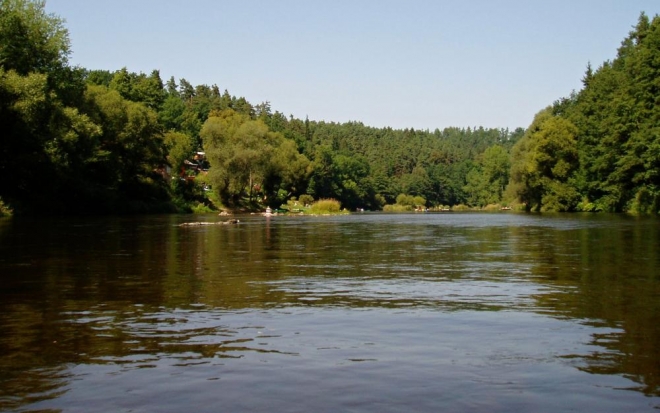 První volej je před provaleným jezem U Rybů. Tady se Luděk poněkud zdrží koupáním a tak na něho v cíli cesty potom musíme skoro hodinu čekat.