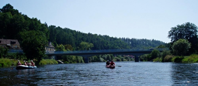 Odevzdáváme půjčenou loď Ka Servisu (4dny/Vydra+barel+dvě pádla+pojištění lodě před krádeží = 960,-Kč), nadáváme na Luďka, že nás zdržuje a jedeme pro zbylá auta do kempu ve Zlatce. Tady mi ukazuje teploměr neuvěřitelných 38,5°C!! Lepší úkryt před panujícím vedrem než řeku jsme si nemohli přát...