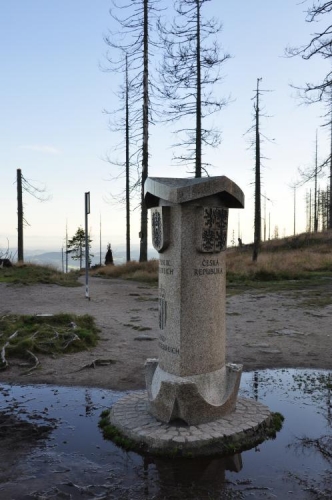 Na Trojmezí potkávám chlapíka s dívčinou. Dáváme se do řeči a já zjišťuji, že mapují hraniční historické mezníky od Trojmezí na Chebsku, až sem. Ještě jim doporučuji navštívit hřeben pod Roklanem, kde je krásně vymalovaných mezníků několik, a jdu v mírně stoupajícím terénu vstříc cíli dnešní cesty.