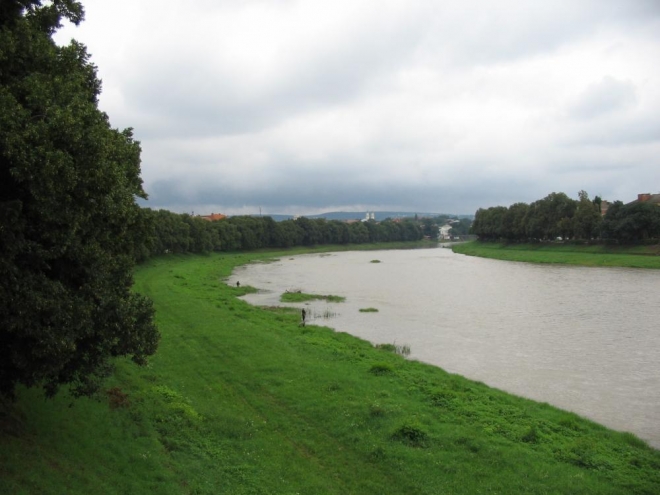 Řeka Už dala jméno celému městu. Kvůli dešťům je dost špinavá. Podél ní se vine údajně nejdelší lipová alej v Evropě.