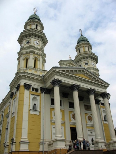 Jinou cestou se vracíme zpět do centra. Na snímku mohutná řeckokatolická katedrála.