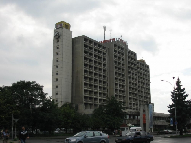 Hotel Zakarpattja nevypadá moc hezky, ale je dost známý a vyhledávaný.