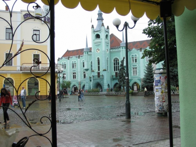 Pohled z přístřešku restaurace k radnici.