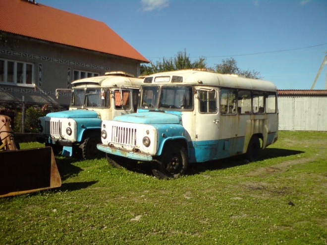 Nechal jsem foťák na pokoji, ale není to úplně na škodu. Ke skanzenu staré školy se dobře hodí retro nádech, dodaný horším fotoaparátem v mobilu.