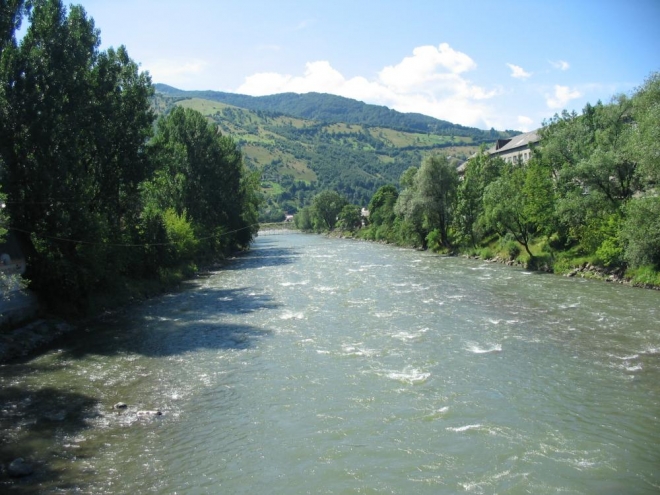 Rachov leží u soutoku Černé a Bílé Tisy, zde už je plnohodnotná Tisa.