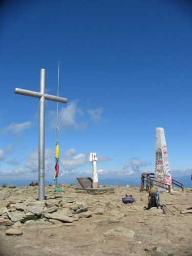 Na vrcholu Hoverly je pár památníků a vlajky.
