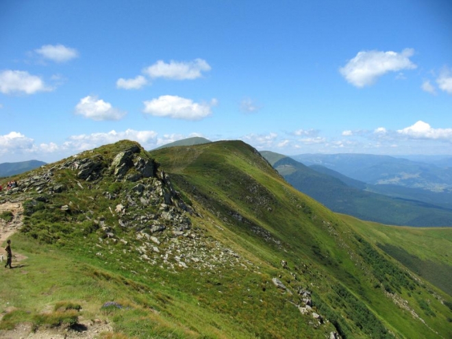 U rozcestníku na 1800 metrech se rozhodujeme, že bychom vzhledem k našemu tempu Petros špatně stíhali. Vydáme se tedy dolů směrem do vesnice Jasiňa, kudy vede hlavní silnice. Po cestě je navíc základna Kozmeščik, kde by měl být nějaký kemp.