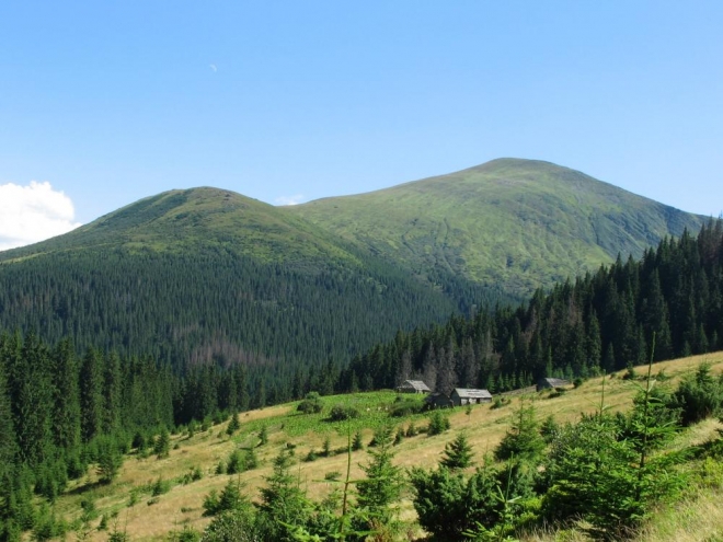 Cesta dolů je značena lépe, než jsme čekali. Toto jsme dopoledne přešli zleva doprava. 
