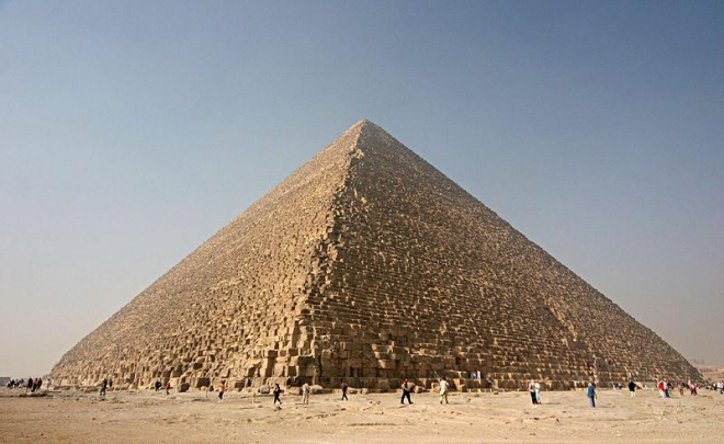 Cheopsova pyramida (největší) v Gíze