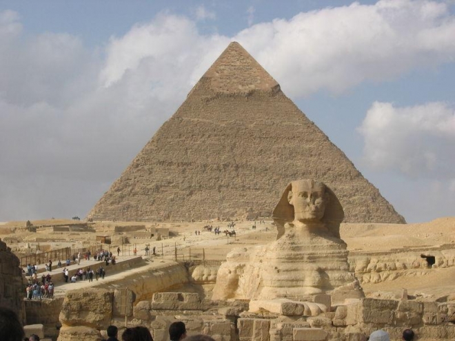 Ráchefova pyramida se sfingou (lví tělo, lidská hlava)