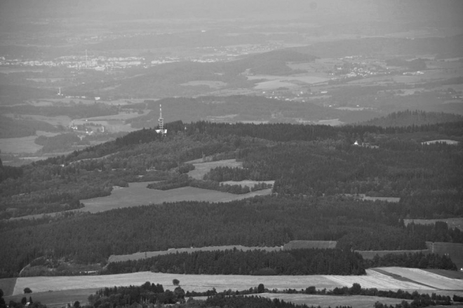 Mařský vrch je z Boubínu(1 362m) jen nepatrným kopečkem. V pozadí Strakonice.