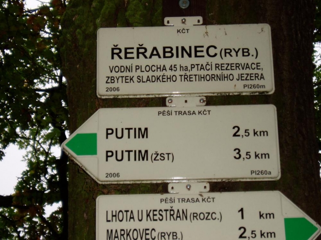 Tady se můžeme dočíst, že rybník je pozůstatkam sladkého třetihorního jezera.
