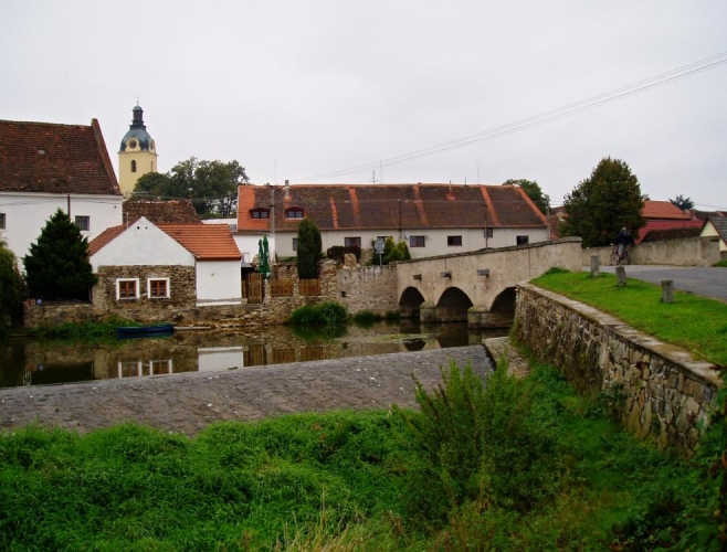 A také starý most přes řeku.