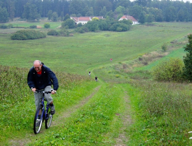 Po turistické modré je terén trochu těžší a tak holky hned chytají malou ztrátu.