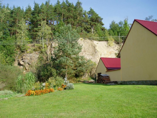Čavyně je malá víska, kde nás zaujal nejvíce místní lom.