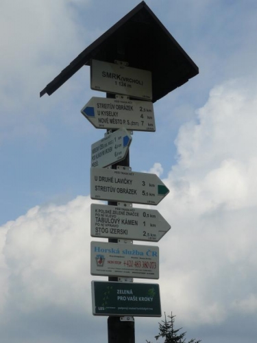 Rozcestník u vrcholu Smrku. Ke druhé lavičce jen 3 km.