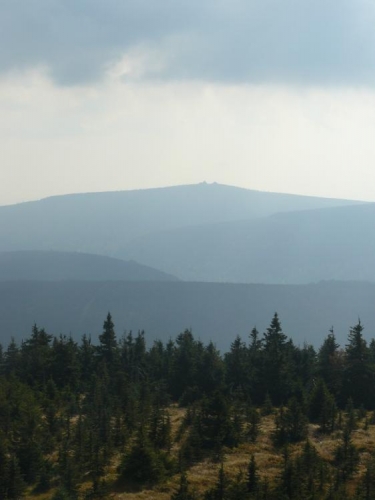 Jizera v dáli a v oparu. Mrak vypadá děsivě, pršet však až na jednu přeháňku nebude.