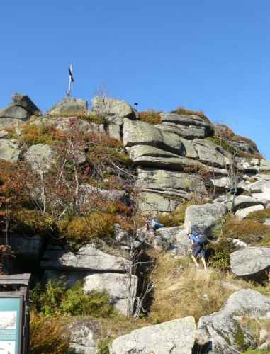 Vrcholová skála na Jizeře, nezalezli jsme si však, jelikož tam mají kovové schody a pro bezpečnost nahoře dokonce zábradlí. Ale chápu, že by tam záchranáře nebavilo pořád jezdit.