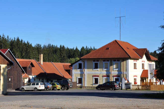 Arnoštov je jen několik rozptýlených stavení s občas fungujícím Zájezdním hostincem. Parkujeme na jeho konci, u turistické mapy.