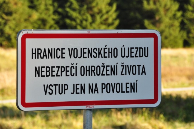 Určitě není vhodné naši trasu opakovat v době, kdy se v prostoru cvičí, střelba kterou můžete v tomto případě slyšet, vás ale spolehlivě zažene zpět.