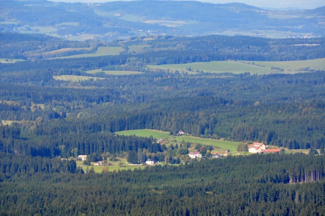 Z vrcholu dělám panoramatické fota 360°, zde je pouze Arnoštov, zoomem přitažený cíl naší cesty.