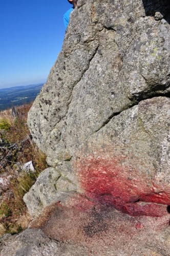 To, že je výstup na vrcholovou skálu nebezpečný je vidět i pod ní. Stopy krve se nedaly přehlédnout.
