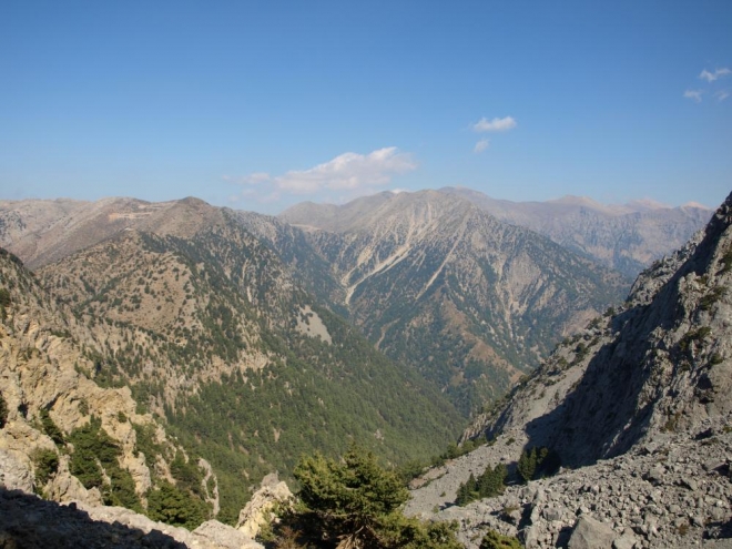 rokle Samarie a nad ní nejvyšší vrchol Levka Ori Pachnes 2453 mnm 