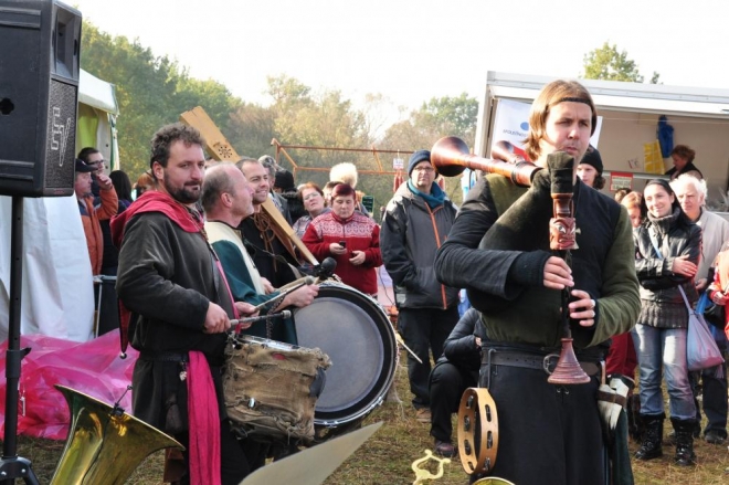 Správný název je: Tradiční rožmberský výlov rybníka Podroužek v Netolicích. Starou a ještě starší středověkou hudbu jste si mohli vyslechnout od skupiny Dei gratia z Tábora. 