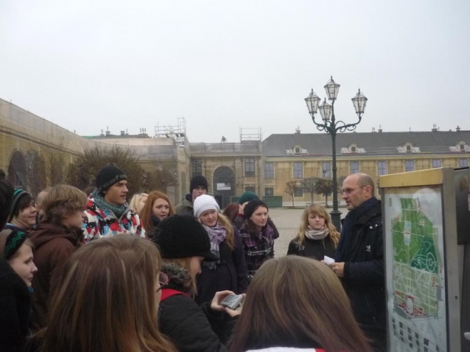Průvodce vysvětluje