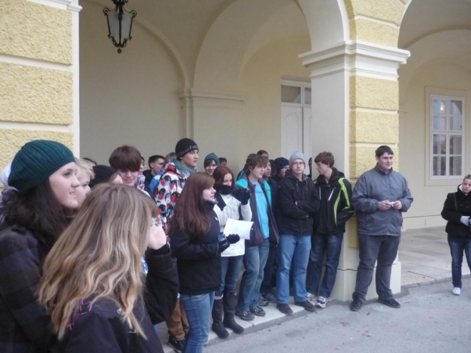 Studenti poslouchají referát