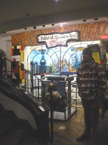 Vstup na záchody Hundertwassera
