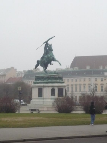 Jezdecká socha na jednom bodě