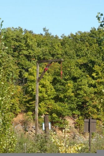 Šibenice uprostřed malé botanické zahrady. Nevím, jaký tam měla význam v minulosti, nyní už tam dlouho nikdo nevisel. Je od ní však hezký výhled.