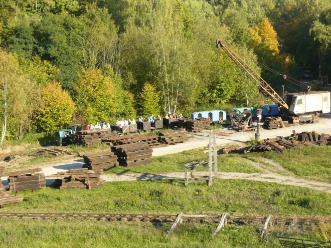 Vláček veze turisty a dělá neuvěřitelný hluk.