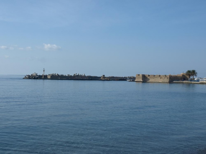 přístavní pevnost Kales z dob Benátčanů, později opravená Turky 