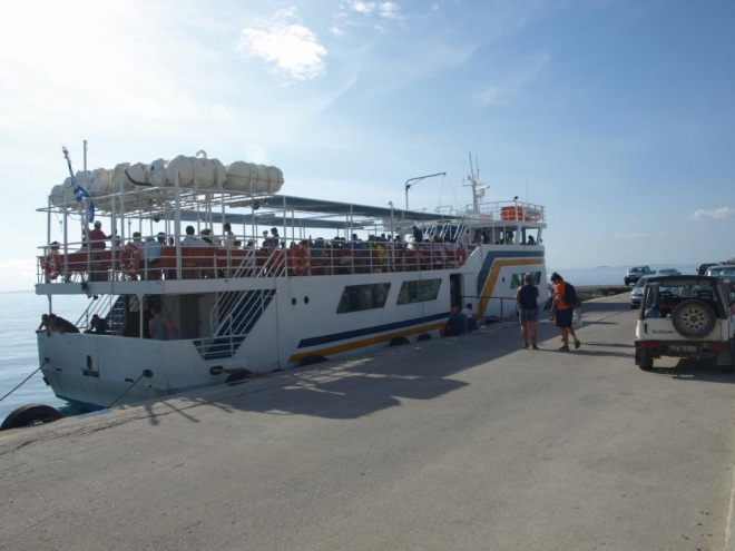 loď vozící turisty na Chrisi, cesta s ní trvá asi hodinu