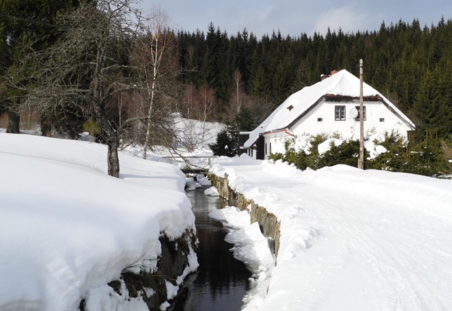 Schwarzenberský kanál a budova jeho muzea.