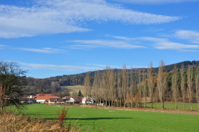 Vitice na dohled. Ve vsi jsme chytli zelenou značku a po ní míříme k Blanici.