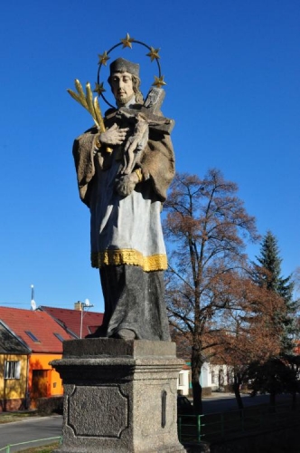 Sochou svatého Jana Nepomuckého.