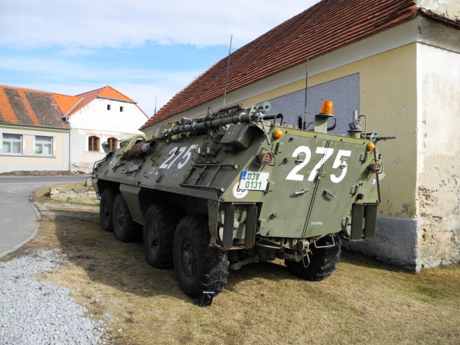 Zdejší vyráží do terénu obrněným transportérem.