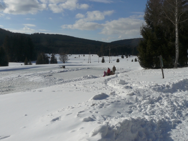 Kluziště na rybníčku a krajina kolem Žofína.