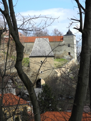 Prohlédnout mezi stromy lze až k Černé bráně, která umožňuje přístup k zámku od náměstí.