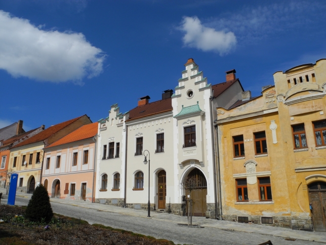 Zajímavostí je, že domy kolem náměstí mají gotické základy a stojí na původních parcelách.
