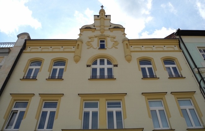 Mnoho domů je ukázkou secesního slohu zvláště svými zajímavě členitými štíty.